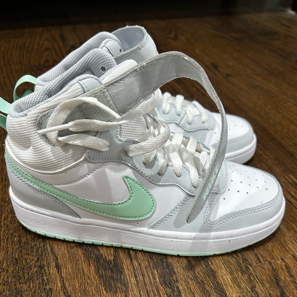 Nike Court Youth Size 5/Women’s size 7. Brand new worn 2x.